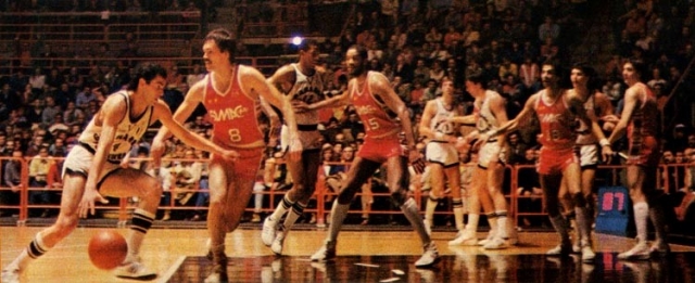 Carroll al centro della difesa, pronto ad aiutare D'Antoni in difesa su Brunamonti